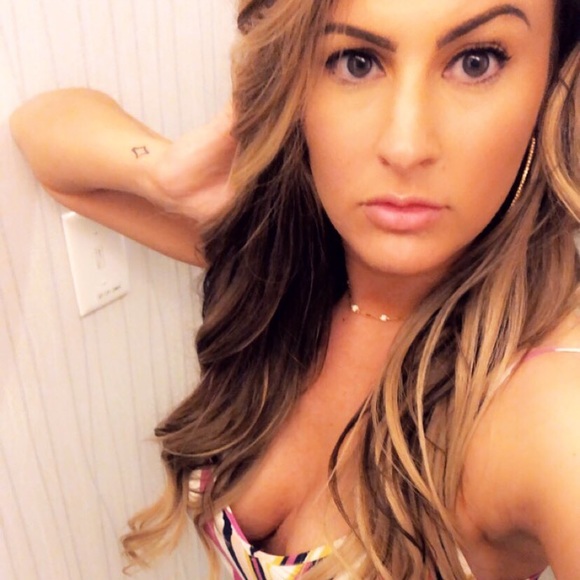 Meet your Posher, Caitlin - Picture 6 of 6